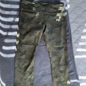 USED Lululemon capri length leggings size 8